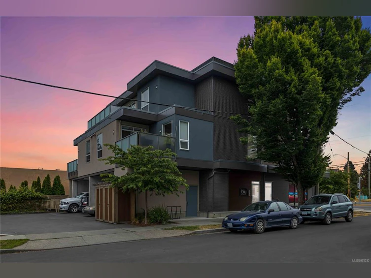 303-1515 Redfern Street, Victoria, BC, V8R 1C9