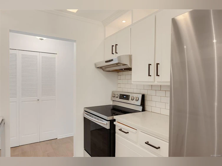 208-1024 Fairfield Road, Victoria, BC, V8V 3A5 - 18