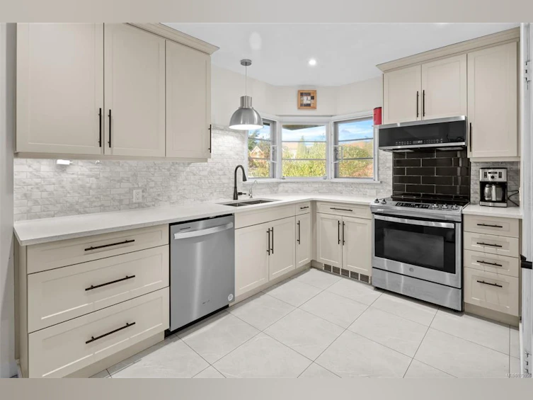 207 Mary Street, Victoria, BC, V9A 3V8 - 10