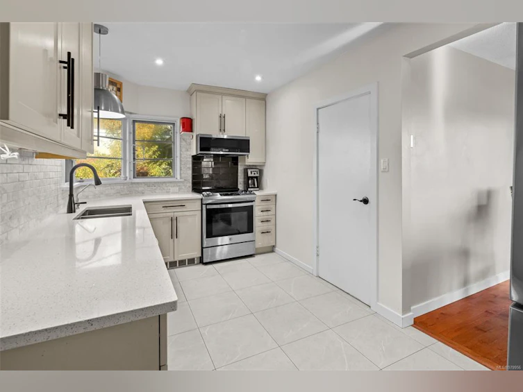207 Mary Street, Victoria, BC, V9A 3V8 - 11
