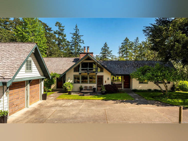 4740 Beaverdale Road, Saanich, BC, V8Z 6K2