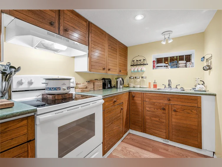 4228 Cedarglen Road, Saanich, BC, V8N 4N6 - 10