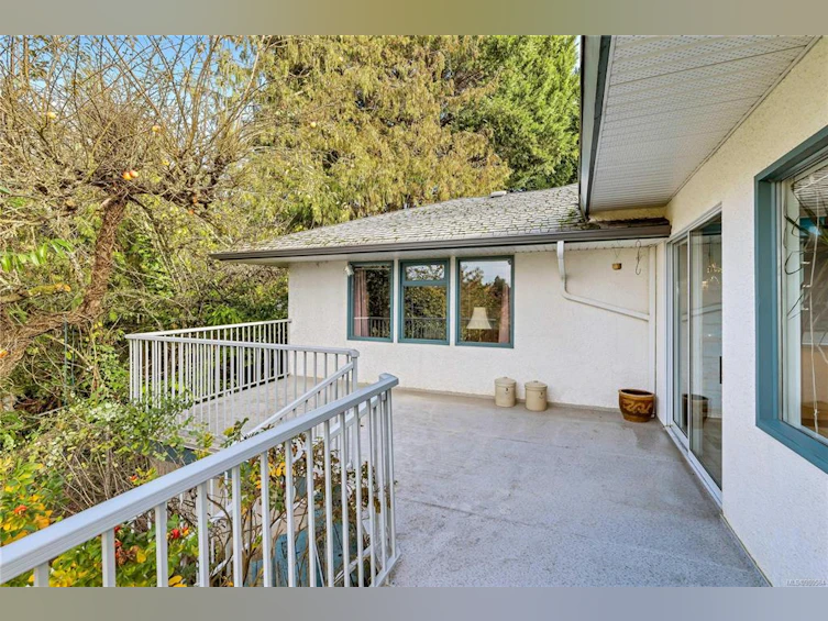4186 Blenkinsop Road, Saanich, BC, V8X 2C4 - 8