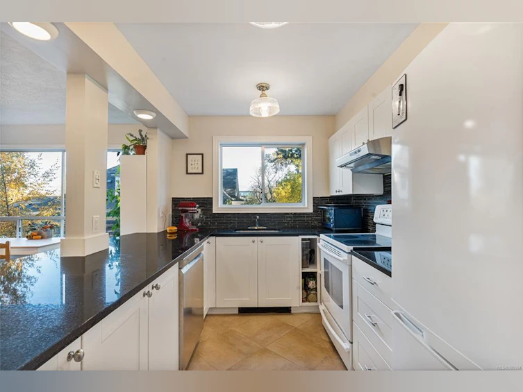 204-1714 Fort Street, Victoria, BC, V8R 1J2 - 2