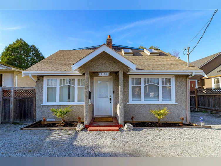 3304 Shelbourne Street, Saanich, BC, V8P 5H1