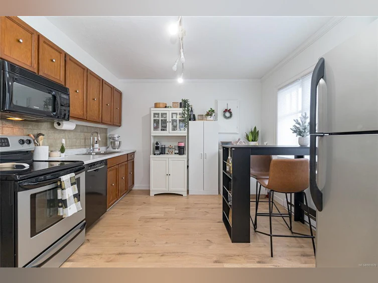 3304 Shelbourne Street, Saanich, BC, V8P 5H1 - 6