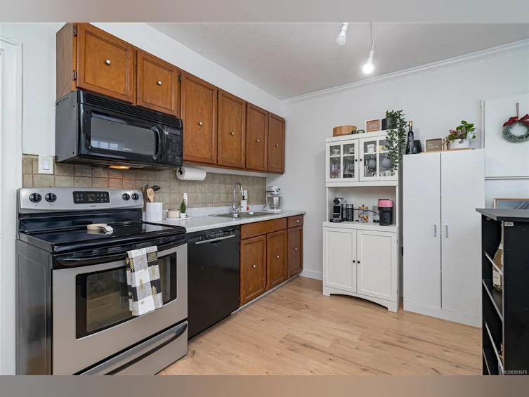 3304 Shelbourne Street, Saanich, BC, V8P 5H1 - 7