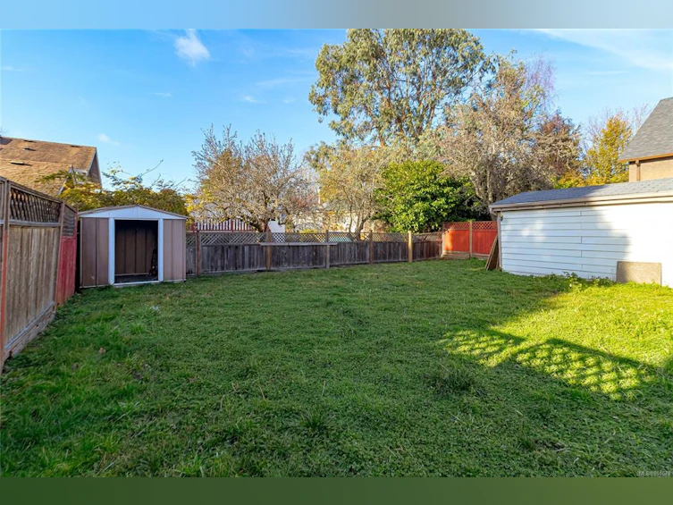 3304 Shelbourne Street, Saanich, BC, V8P 5H1 - 21