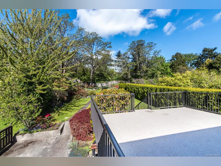 3520 Maplewood Road, Saanich, BC, V8P 3N3 - 16