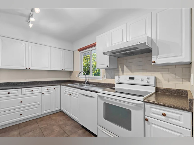 2920 Queenston Street, Saanich, BC, V8R 4P5 - 9