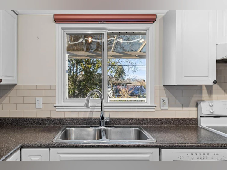 2920 Queenston Street, Saanich, BC, V8R 4P5 - 11
