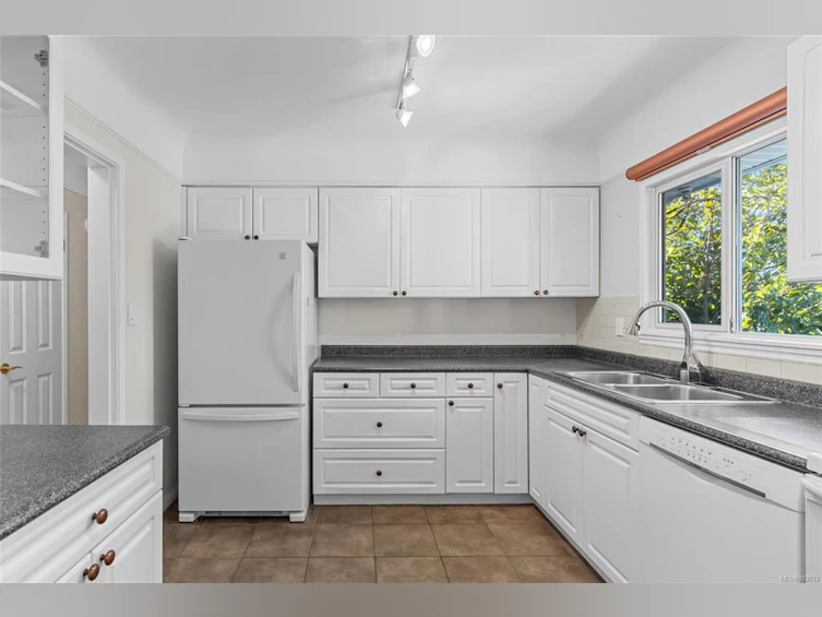2920 Queenston Street, Saanich, BC, V8R 4P5 - 12