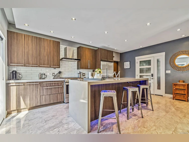 993 Tolmie Avenue, Victoria, BC, V8X 3W8 - 6