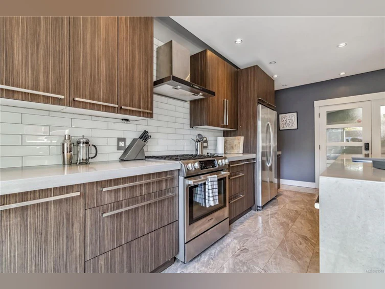993 Tolmie Avenue, Victoria, BC, V8X 3W8 - 10