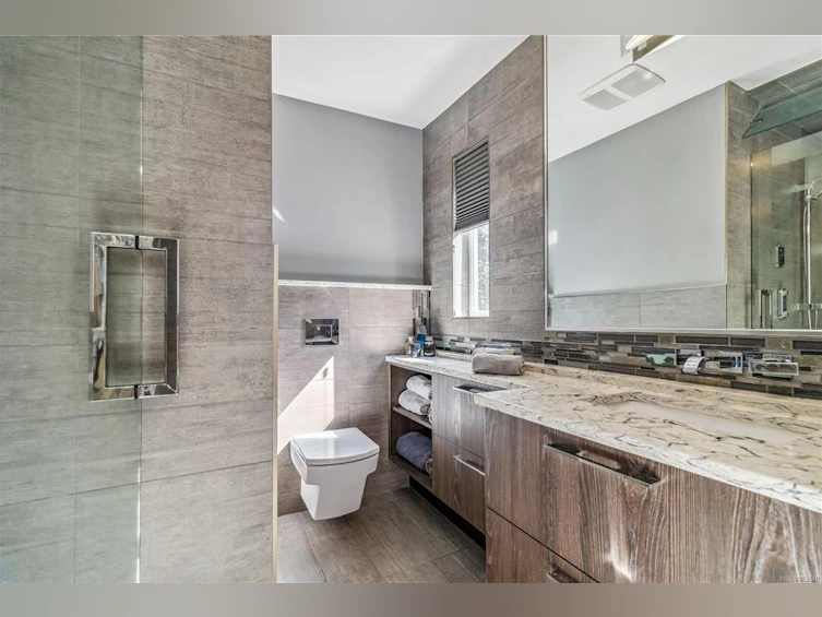 993 Tolmie Avenue, Victoria, BC, V8X 3W8 - 28