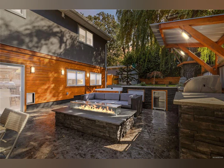 993 Tolmie Avenue, Victoria, BC, V8X 3W8 - 33