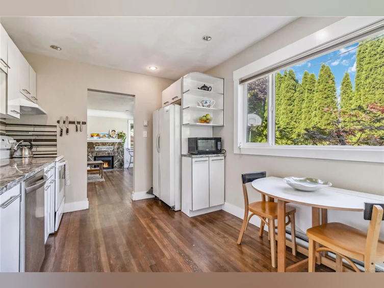 993 Tolmie Avenue, Victoria, BC, V8X 3W8 - 40