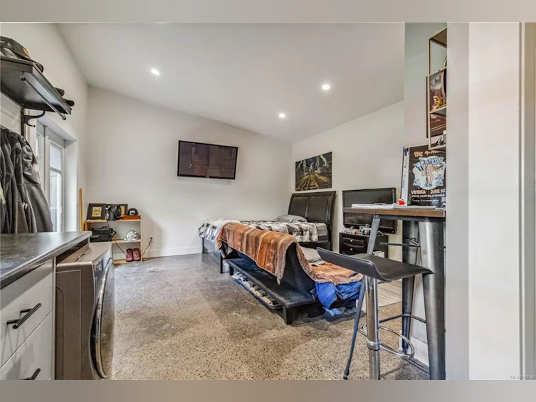 993 Tolmie Avenue, Victoria, BC, V8X 3W8 - 49
