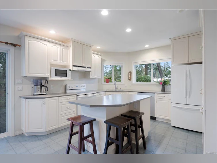 4598 Scarborough Road, Saanich, BC, V8Z 5N5 - 11