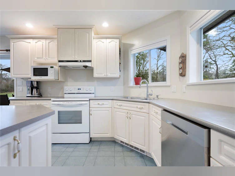 4598 Scarborough Road, Saanich, BC, V8Z 5N5 - 12