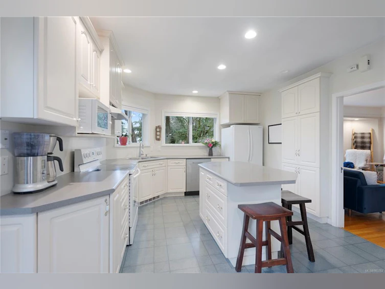 4598 Scarborough Road, Saanich, BC, V8Z 5N5 - 13