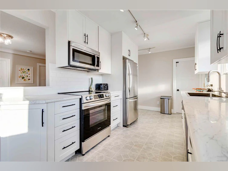 878 Darwin Avenue, Saanich, BC, V8X 2X6 - 4