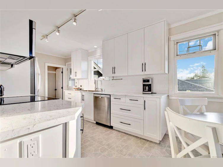 878 Darwin Avenue, Saanich, BC, V8X 2X6 - 5