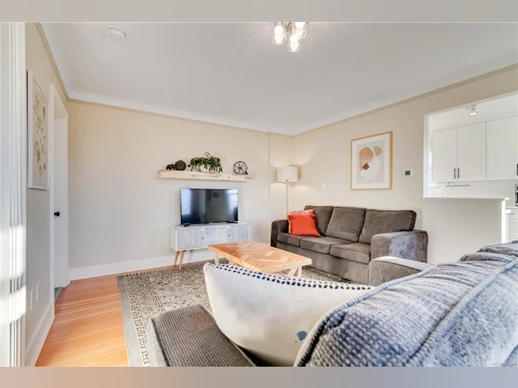 878 Darwin Avenue, Saanich, BC, V8X 2X6 - 8