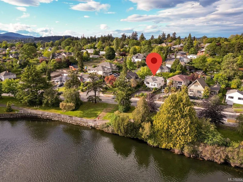586 W Gorge Road, Saanich BC V9A 1N4