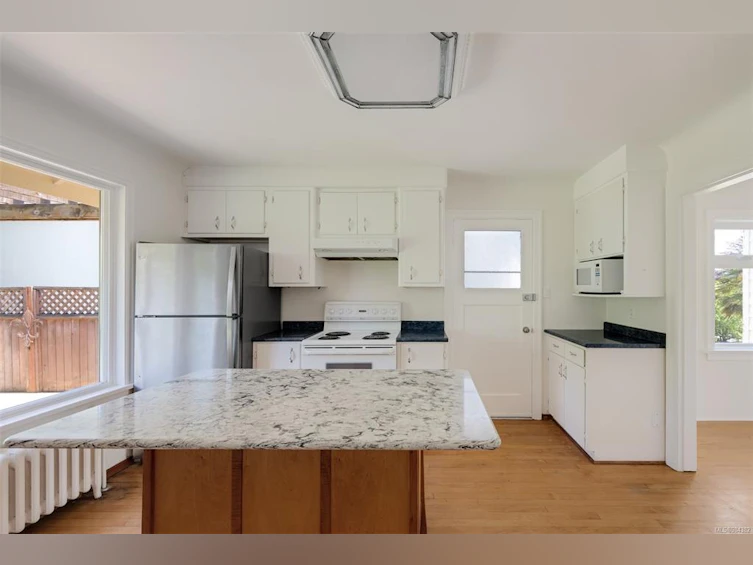 586 W Gorge Road, Saanich, BC, V9A 1N4 - 28