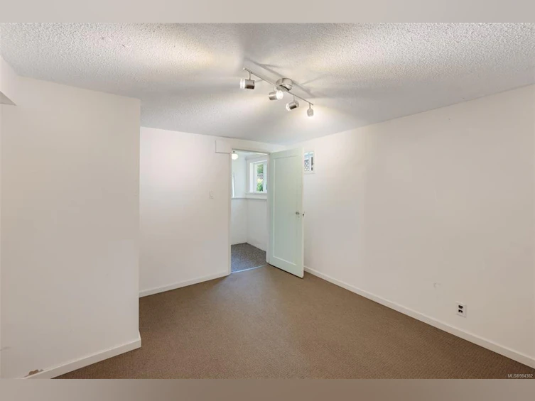 586 W Gorge Road, Saanich, BC, V9A 1N4 - 38