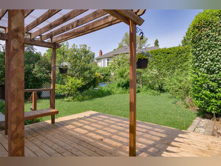 586 W Gorge Road, Saanich, BC, V9A 1N4 - 57