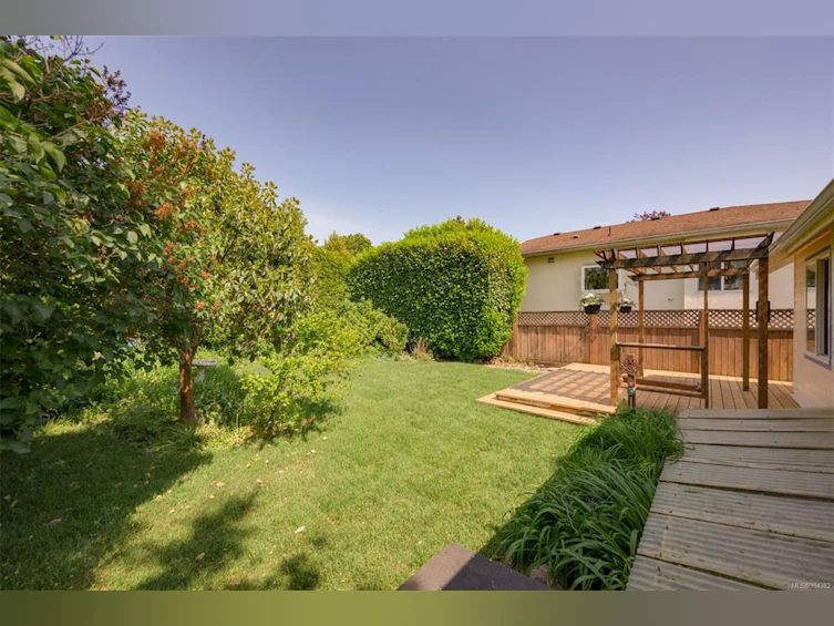 586 W Gorge Road, Saanich, BC, V9A 1N4 - 68