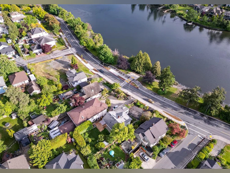 586 W Gorge Road, Saanich, BC, V9A 1N4 - 77