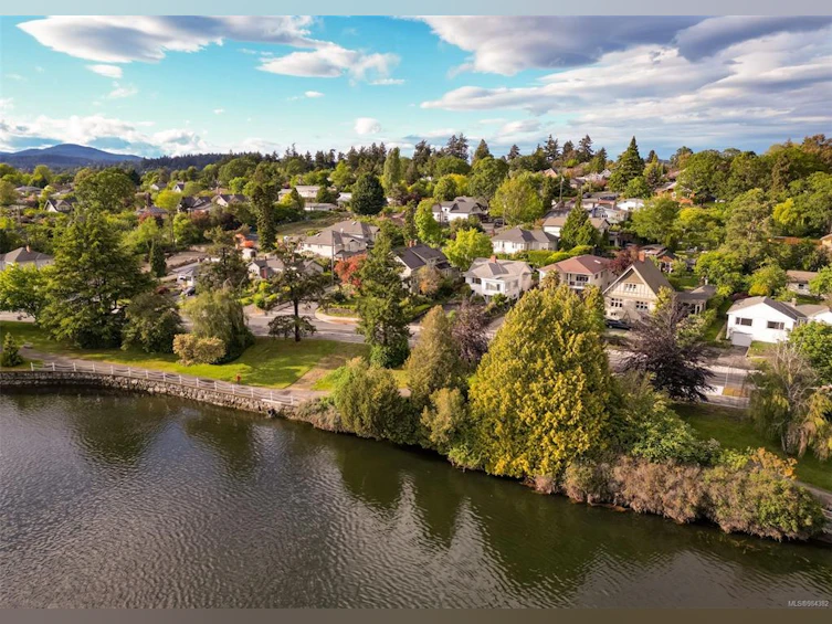 586 W Gorge Road, Saanich, BC, V9A 1N4 - 82