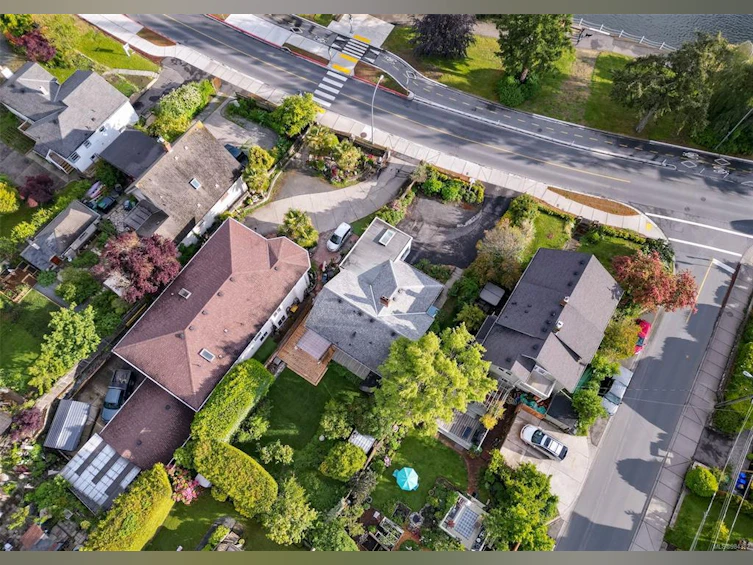 586 W Gorge Road, Saanich, BC, V9A 1N4 - 84