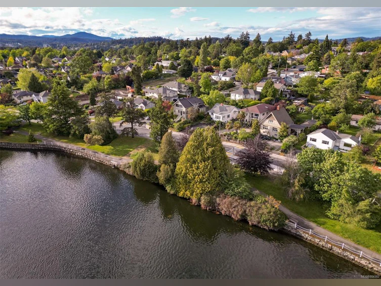 586 W Gorge Road, Saanich, BC, V9A 1N4 - 86