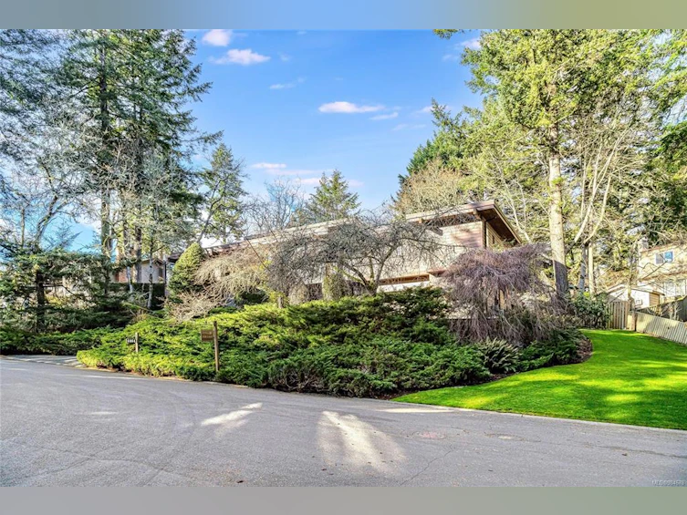 4464 Sunnywood Place, Saanich, BC, V8X 4N4 - 2