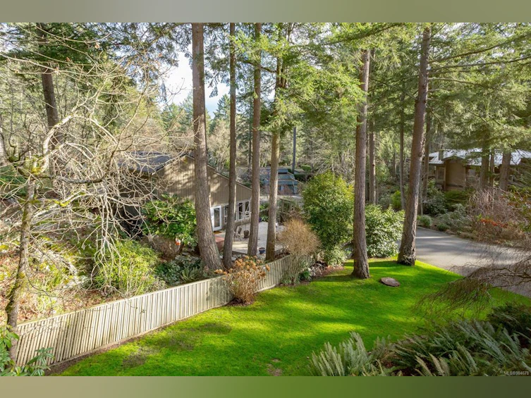 4464 Sunnywood Place, Saanich, BC, V8X 4N4 - 27