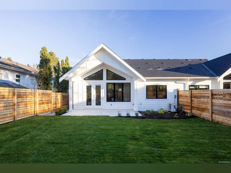 2283 Weiler Avenue, Sidney, BC, V8L 1R9 - 28