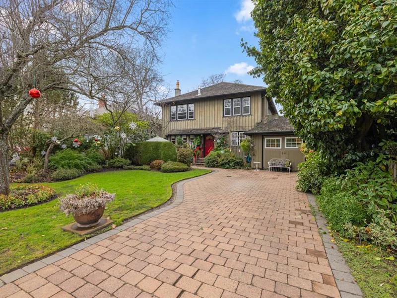 1034 St. Patrick Street, Oak Bay BC V8S 4Y1