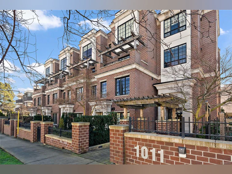 305-1011 Burdett Avenue, Victoria, BC, V8V 3G9 - 3