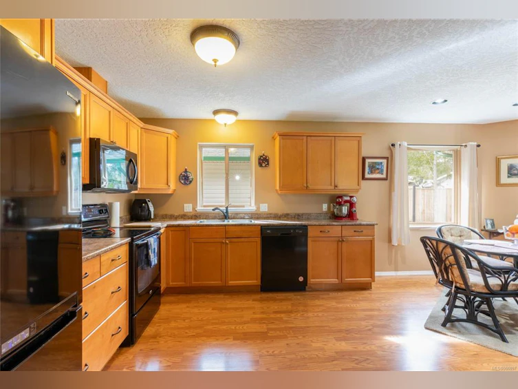 1873 Galvin Place, Qualicum Beach, BC, V9K 2V3 - 4