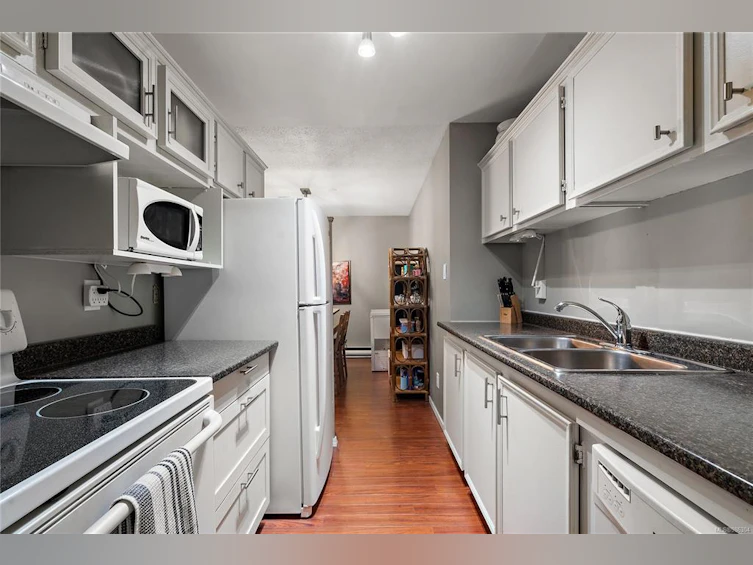 205-2022 Foul Bay Road, Oak Bay, BC, V8R 5A9 - 6