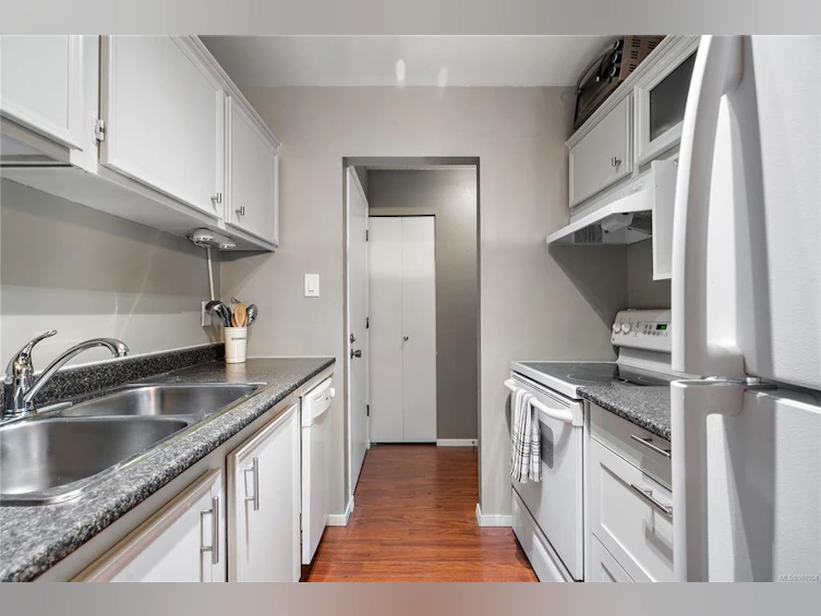 205-2022 Foul Bay Road, Oak Bay, BC, V8R 5A9 - 7