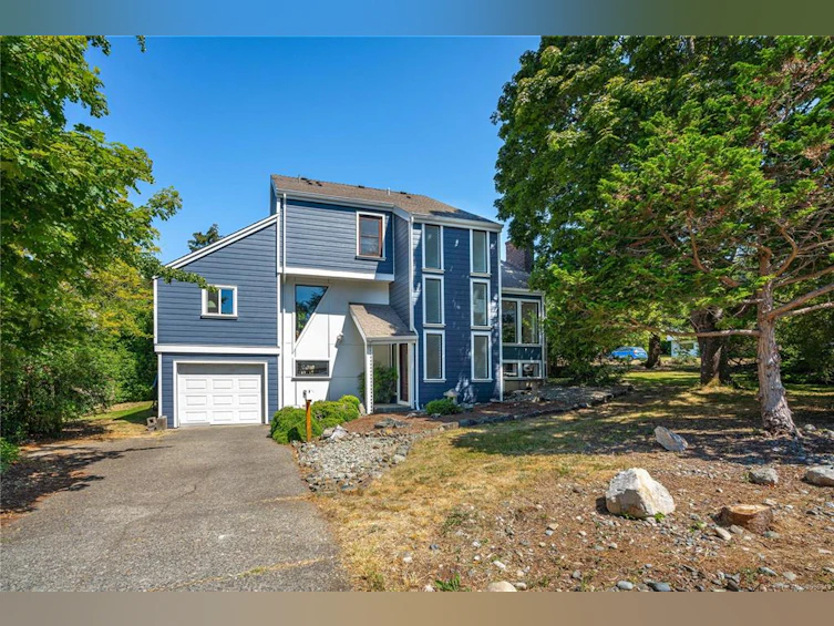 4020 Travis Place, Saanich, BC, V8X 4A8 - 2