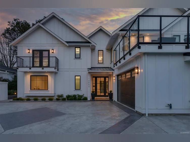 3880 Cadboro Bay Road, Saanich, BC, V8N 4G5 - 3