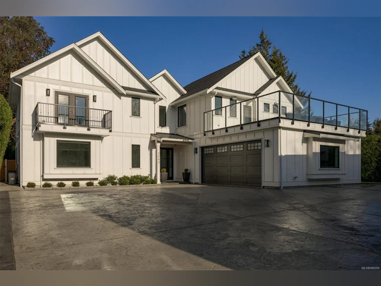 3880 Cadboro Bay Road, Saanich, BC, V8N 4G5 - 5
