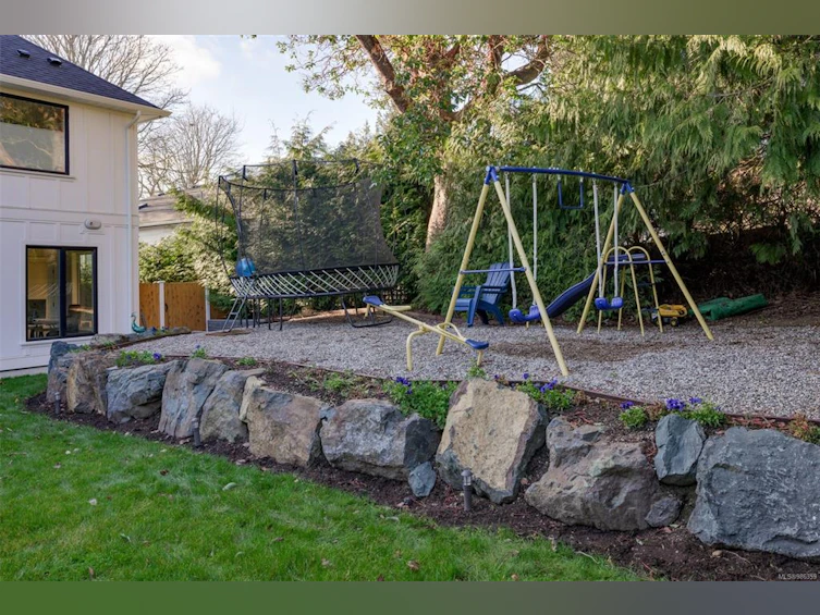 3880 Cadboro Bay Road, Saanich, BC, V8N 4G5 - 63