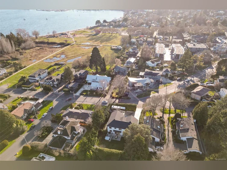 3880 Cadboro Bay Road, Saanich, BC, V8N 4G5 - 67